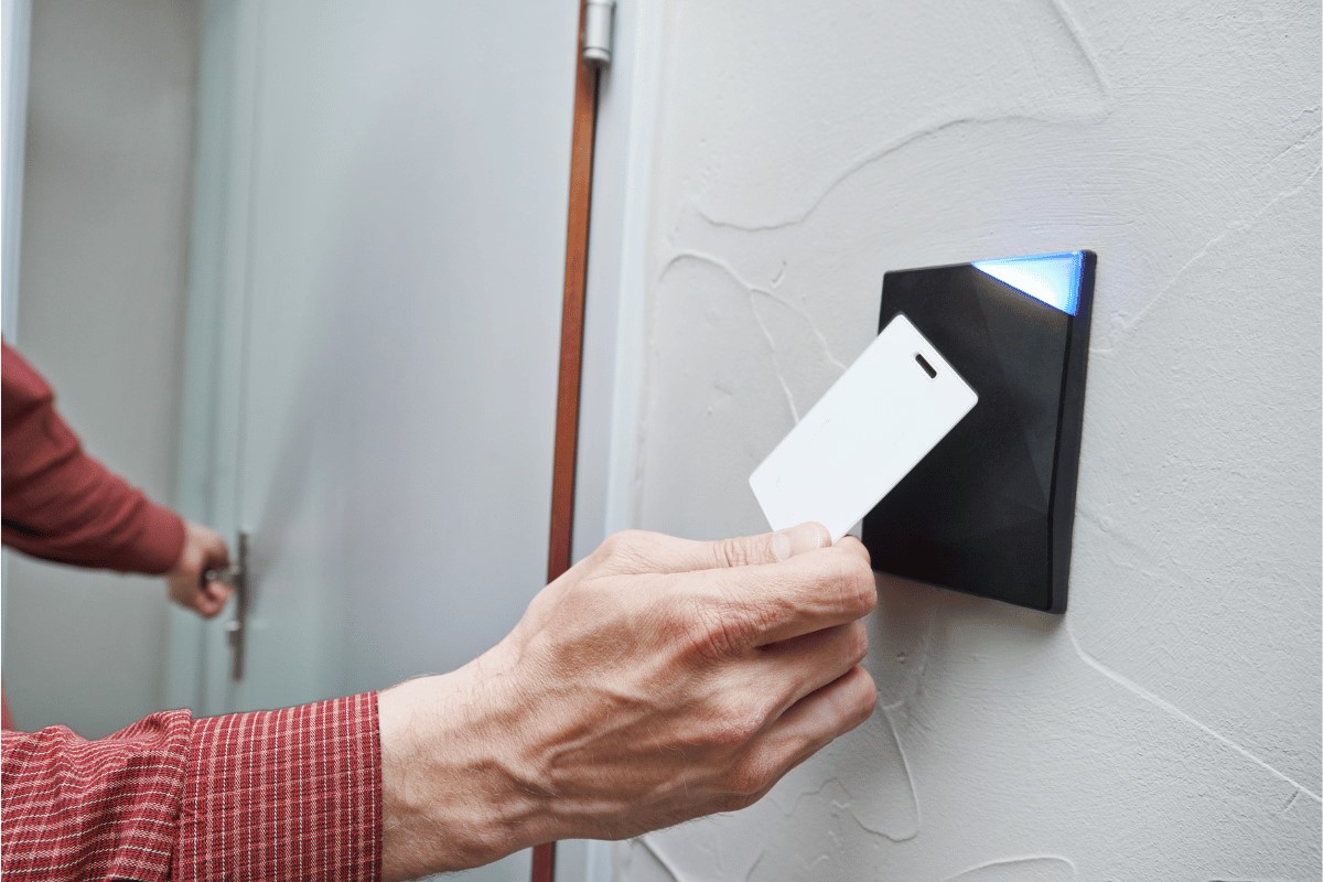 Door access control system in hotels